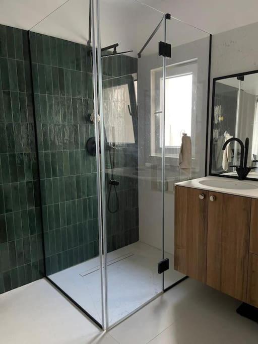 Stunning 1Bd Flat With 50M2 Terrace In The City Center بوخارست المظهر الخارجي الصورة