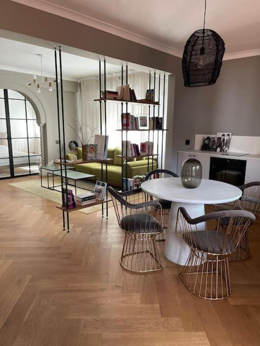 Stunning 1Bd Flat With 50M2 Terrace In The City Center بوخارست المظهر الخارجي الصورة